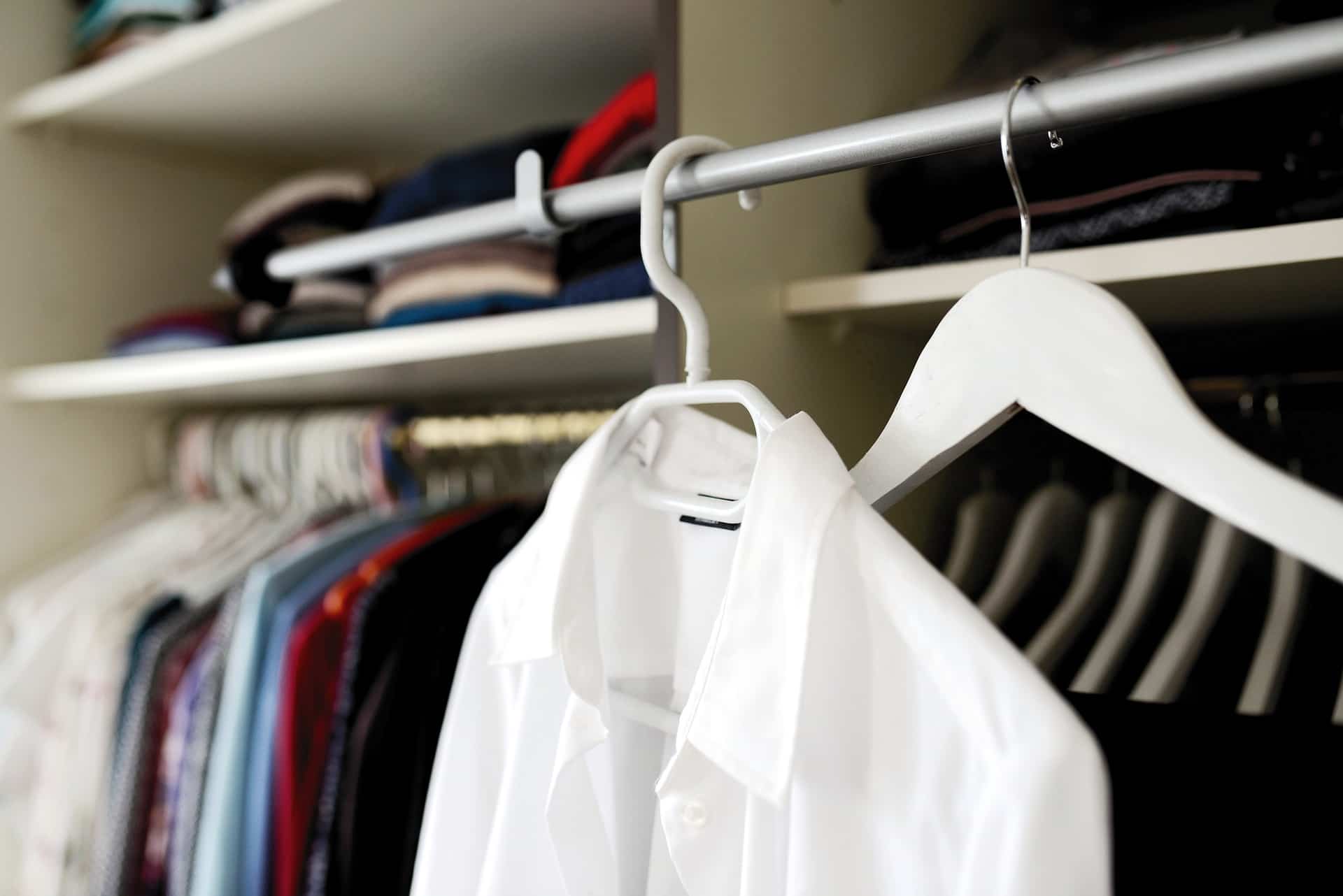 Hábitos que tienes y que están estropeando tu ropa en el armario