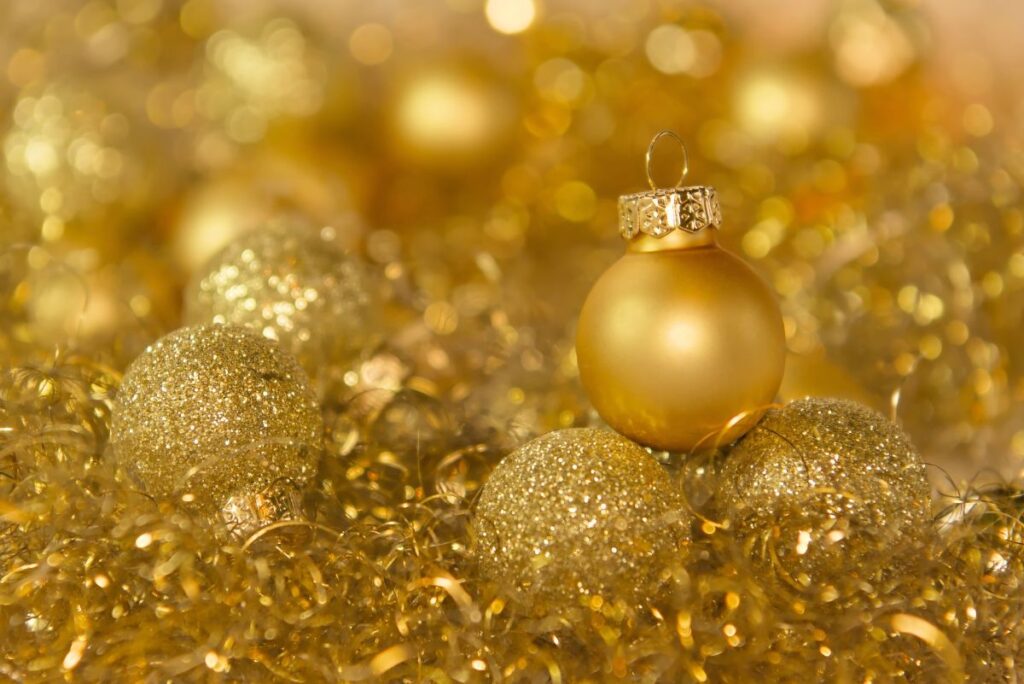 Bolas doradas para la decoración de Navidad