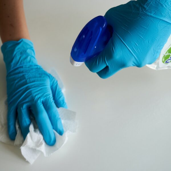 ¿Estás usando mal las toallitas y aerosoles desinfectantes?