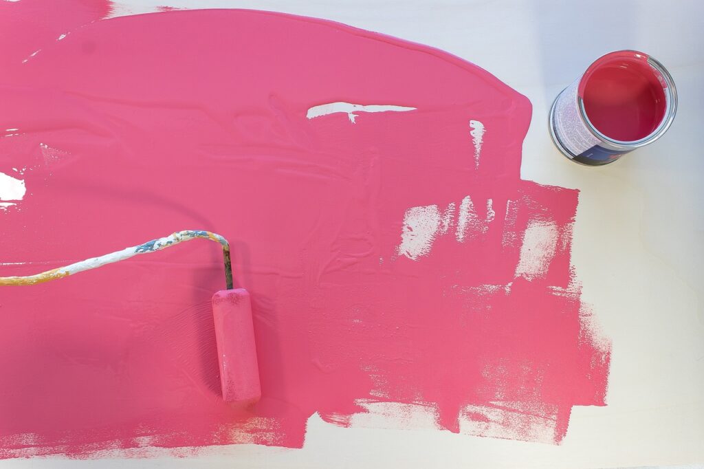 color rosa pintando a rodillo