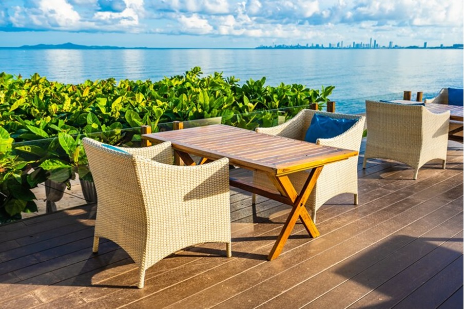Decoración de exteriores: mesas de jardin con sillas en tendencia