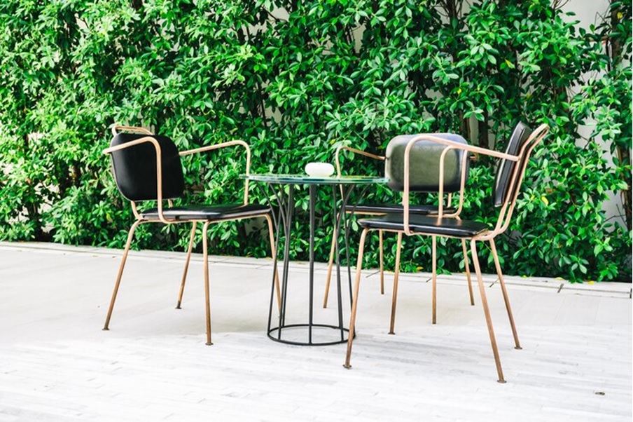 Decoración de exteriores: mesas de jardin con sillas en tendencia