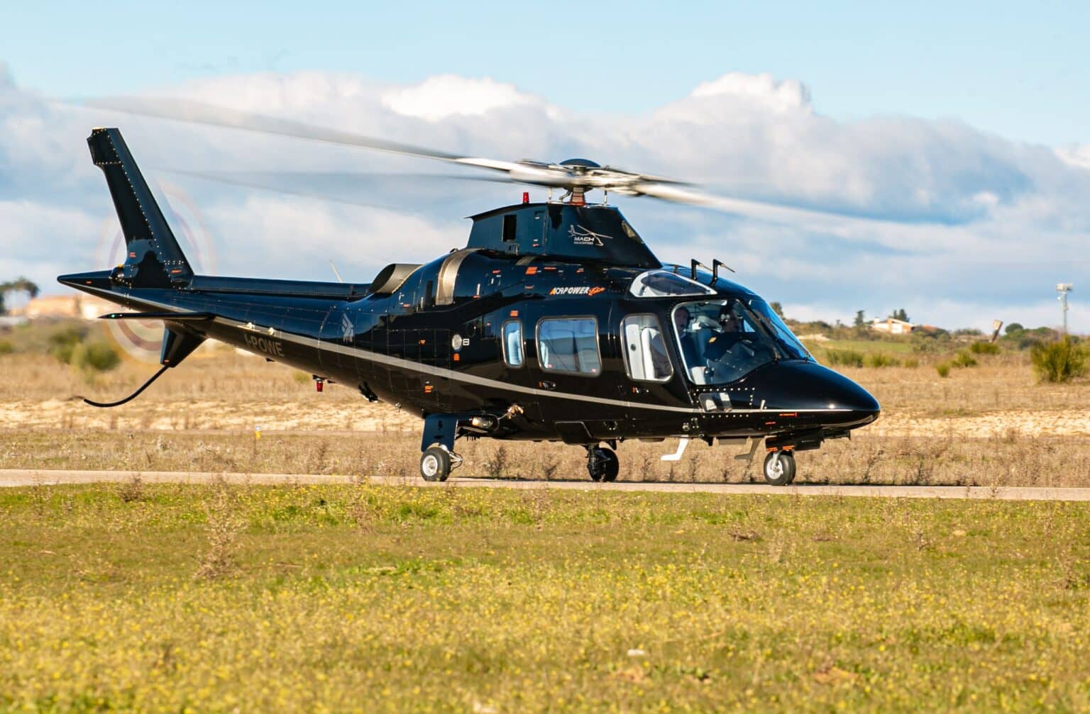 Mach Helicopters eleva la experiencia cinegética con sus exclusivos traslados en helicóptero a fincas de caza en España